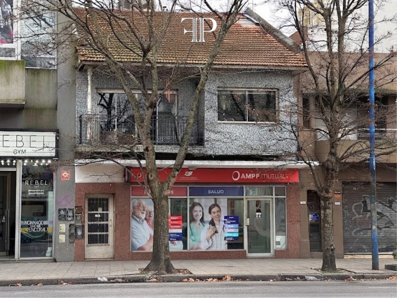 Venta Local Comercial + Departamento Tres Ambientes en Zona Macrocentro