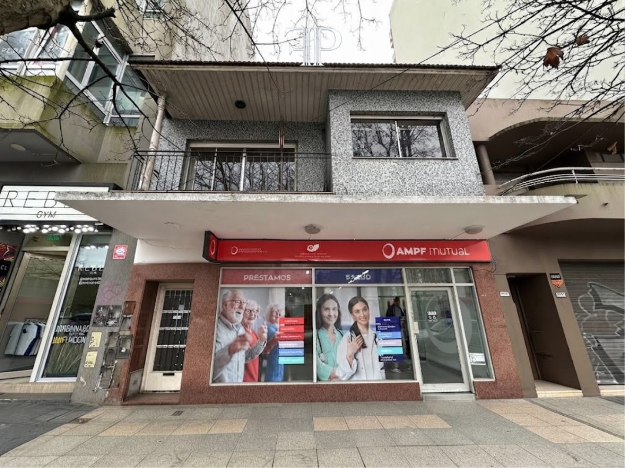 Venta Local Comercial + Departamento Tres Ambientes en Zona Macrocentro