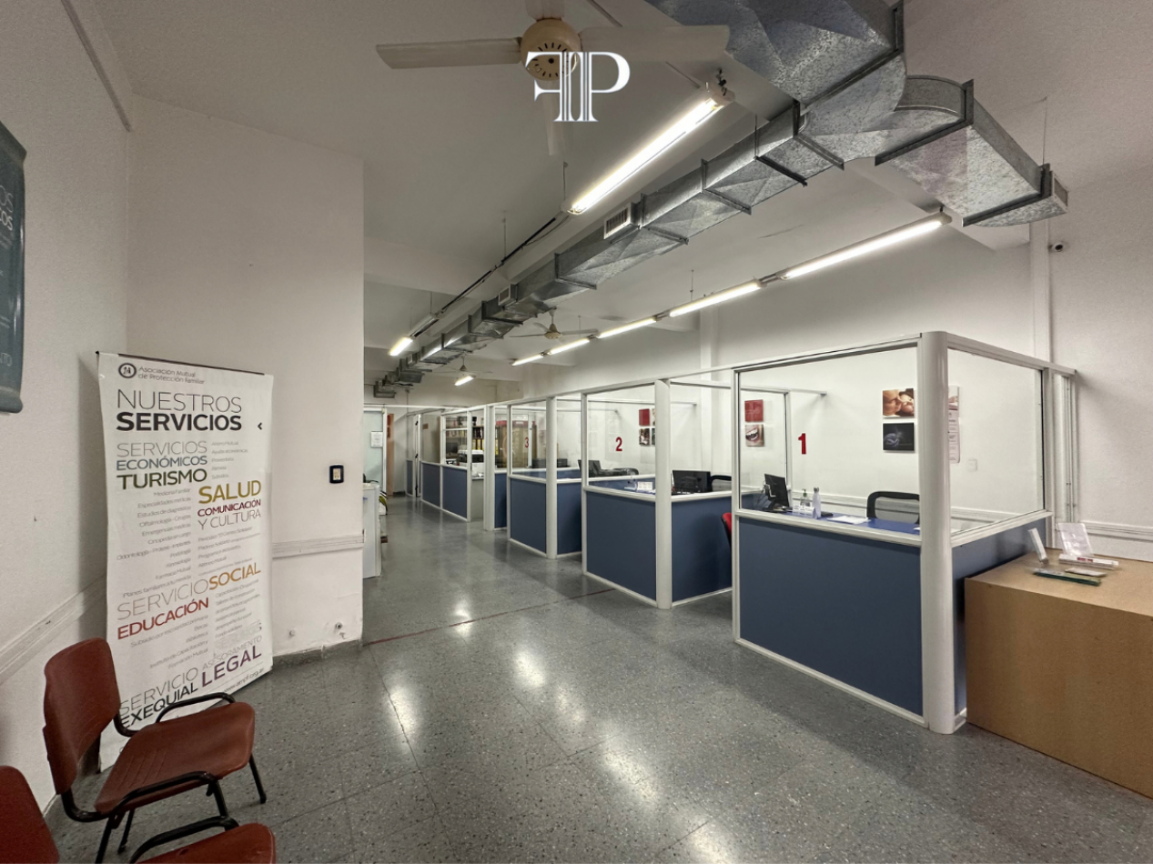 Venta Local Comercial + Departamento Tres Ambientes en Zona Macrocentro